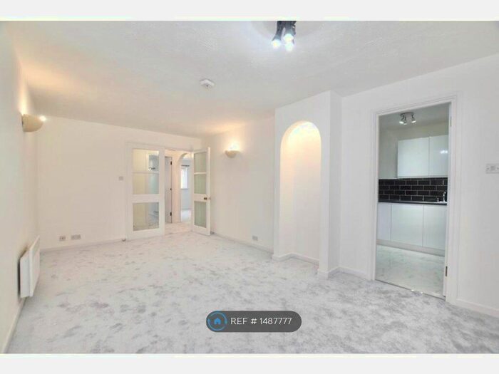 2 Bedroom Flat To Rent In Tooting, London, SW17