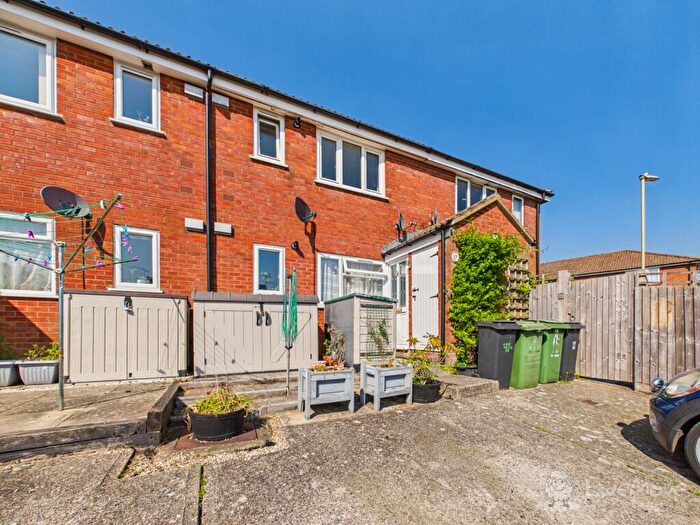 1 Bedroom Ground Maisonette For Sale In Ascot Close, Alton, Hampshire, GU34
