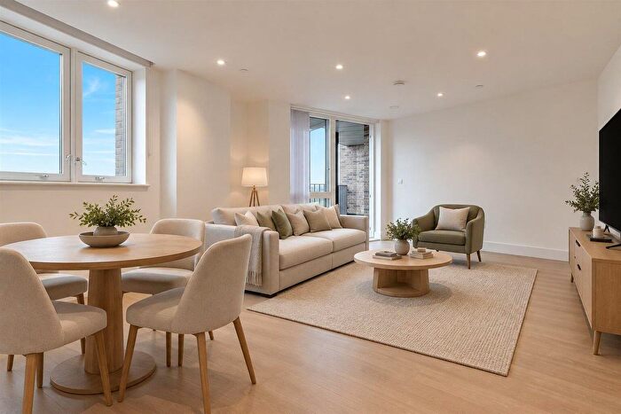 3 Bedroom Flat To Rent In Herne Hill Road, London, SE24