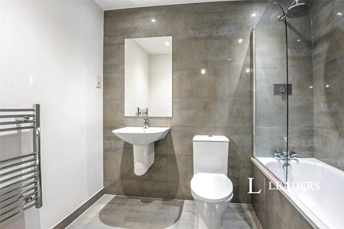 2 Bedroom Flat To Rent In Queensgate, Cromwell Road, RH1