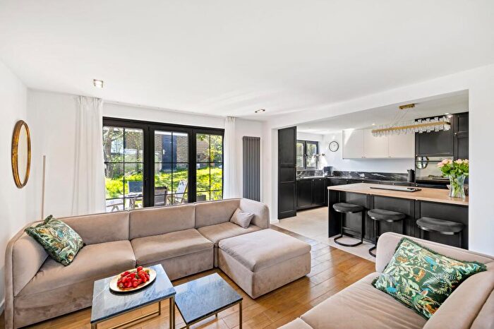 3 Bedroom Detached House For Sale In Wanderdown Way, Ovingdean, BN2