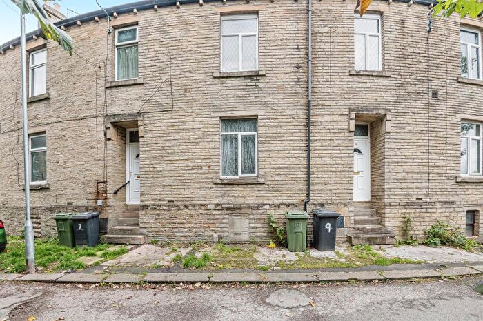 3 Bedroom Terraced House For Sale In Beacon Street, Birkby, Huddersfield, HD2
