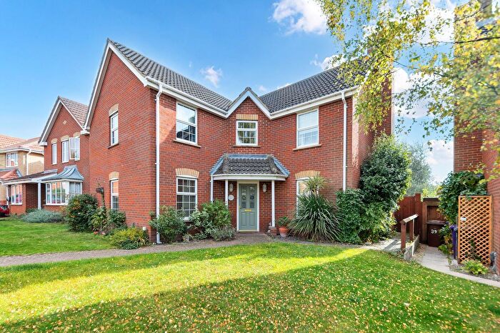 4 Bedroom Detached House For Sale In Fieldfare Way, Royston, SG8