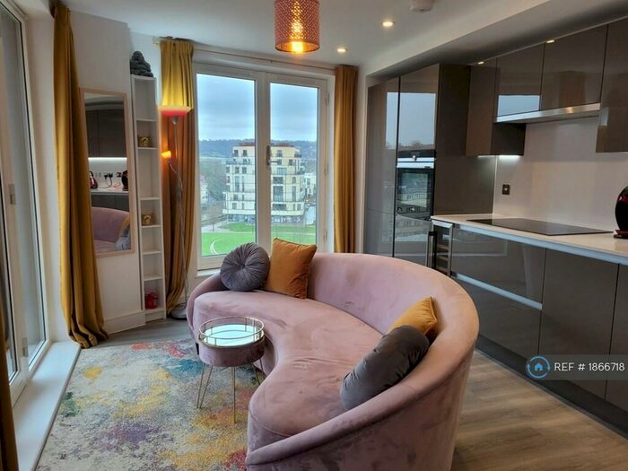 2 Bedroom Penthouse To Rent In Midland Road, Bath, BA2