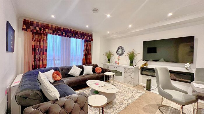 2 Bedroom Flat To Rent In Madison Heights, High Street, Hounslow, TW3