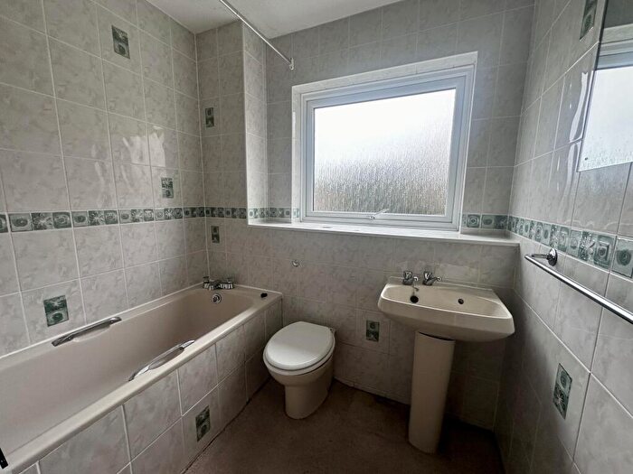 2 Bedroom Flat To Rent In Balcombe Road, Peacehaven, BN10