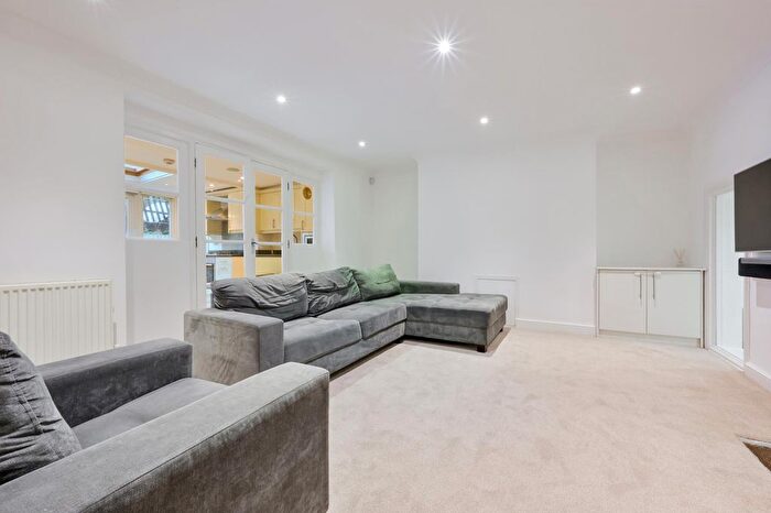 2 Bedroom Flat To Rent In Dennington Park Road, West Hampstead, NW6