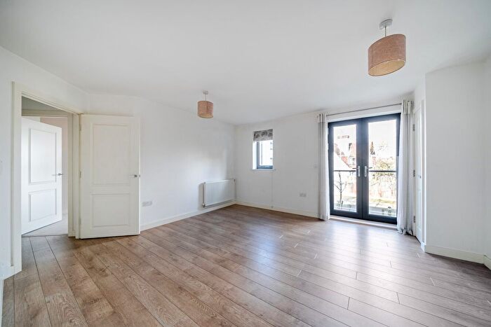 2 Bedroom Flat For Sale In Broadwater Road, Tooting, London, SW17