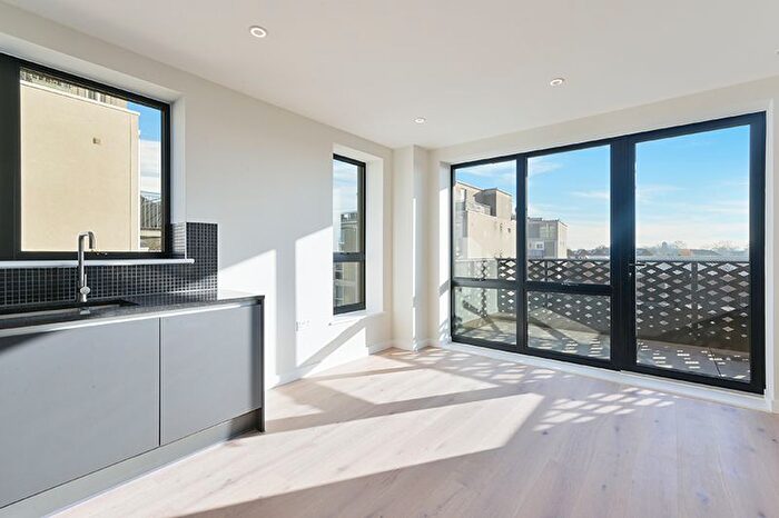 2 Bedroom Flat To Rent In Middle Road, London, W7