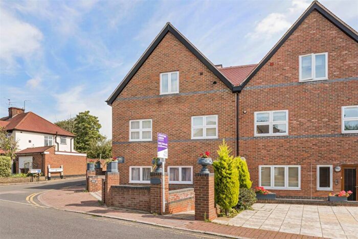 1 Bedroom Flat For Sale In Leeway Close, Hatch End, Pinner, HA5