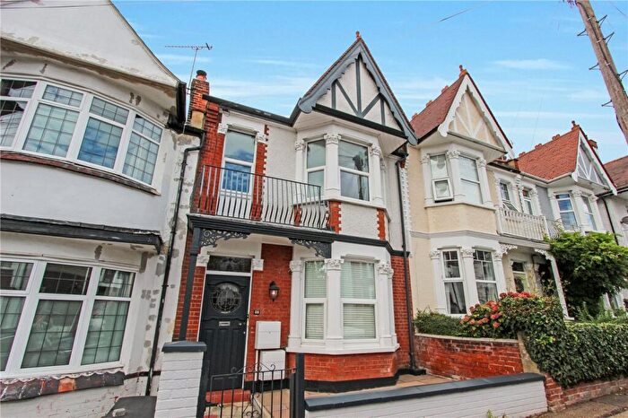 2 Bedroom Apartment To Rent In Highcliff Drive, Leigh-on-Sea, Essex, SS9