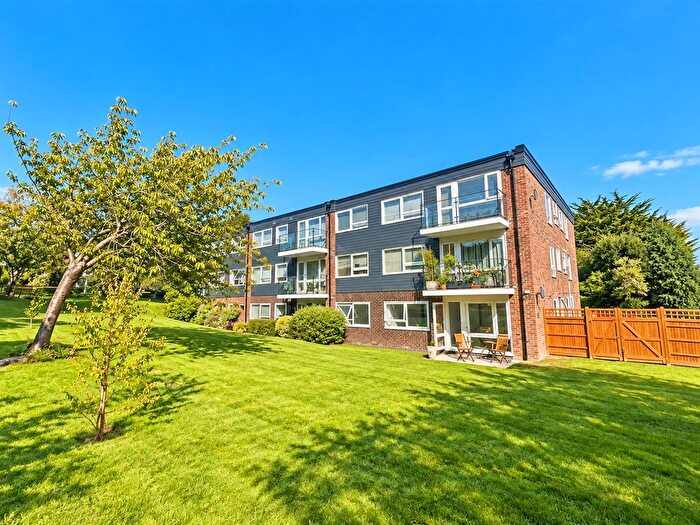 2 Bedroom Flat For Sale In Hoo Gardens, Eastbourne, BN20