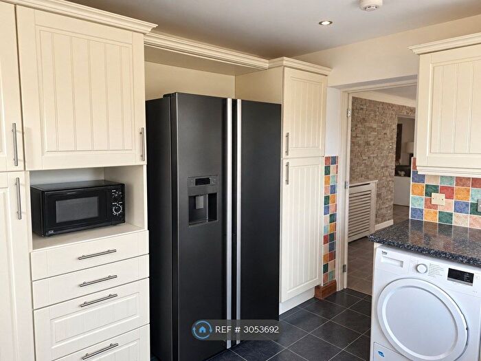 5 Bedroom Semi-Detached House To Rent In Redwood Drive, Luton, LU3