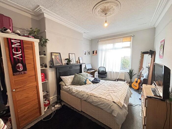 6 Bedroom House To Rent In Headingley Avenue, Leeds, LS6