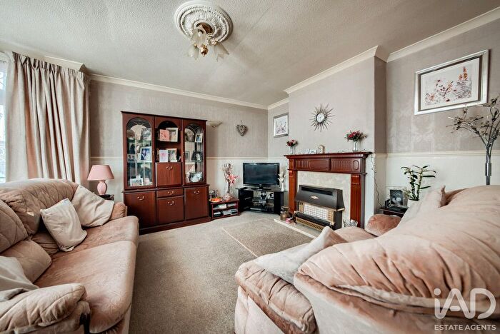 3 Bedroom Semi-detached House For Sale In Briardene Avenue, Bedworth, CV12