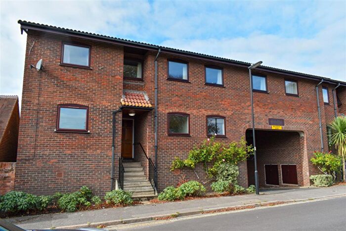 2 Bedroom Flat To Rent In St. Thomas Park, Lymington, SO41