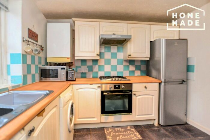 2 Bedroom Flat To Rent In Consul House, Bow, E3