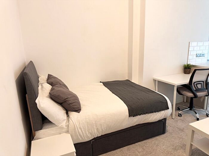 1 Bedroom Studio To Rent In Flat, Kelso Road, LS2