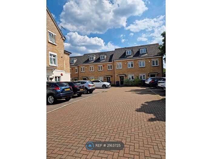 3 Bedroom Terraced House To Rent In Brownlow Close, Barnet, EN4