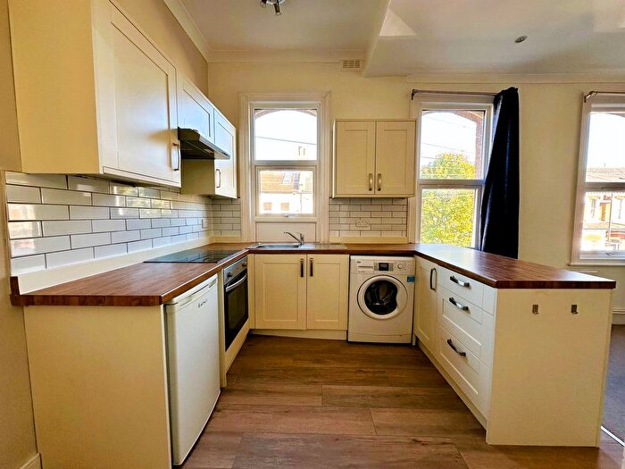 2 Bedroom Flat To Rent In Dafforne Road, Tooting Bec, London, SW17