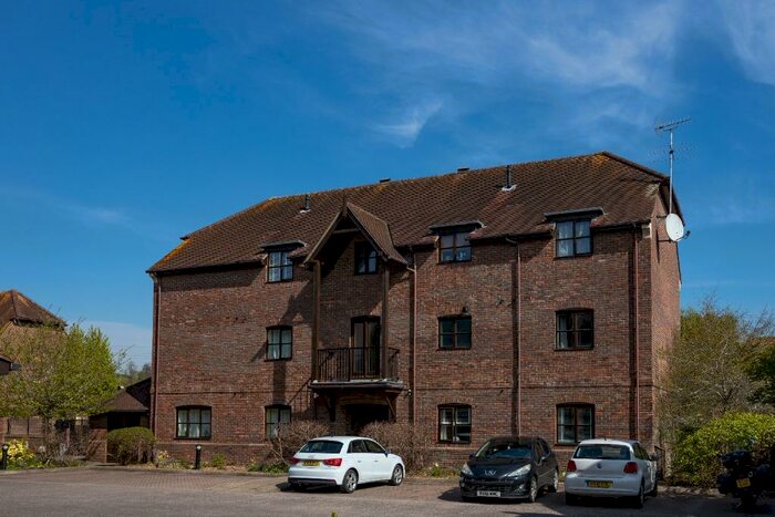 2 Bedroom Flat To Rent In Northcroft Lane, Newbury, RG14