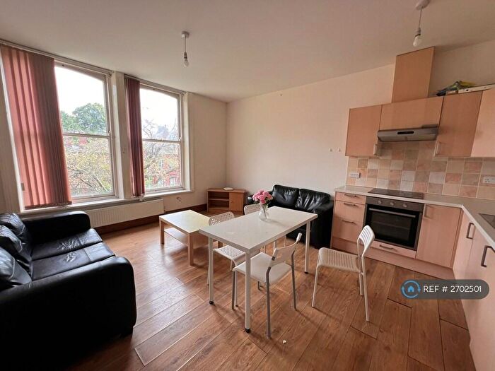 3 Bedroom Flat To Rent In Hyde Terrace, Leeds, LS2