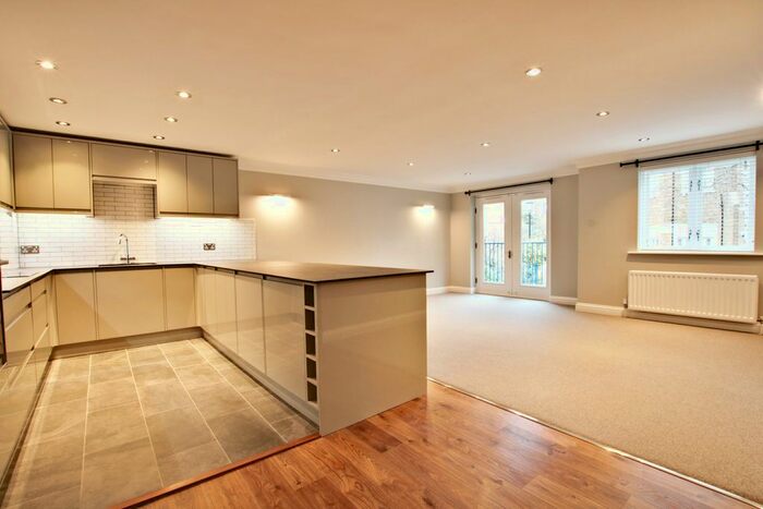 3 Bedroom Flat To Rent In Hill House Mews, Bromley BR2