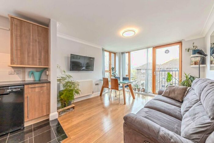 2 Bedroom Flat To Rent In Lynton Road, London, SE1