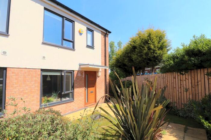 3 Bedroom House To Rent In Ashley Green, Leeds, West Yorkshire, Uk, LS12