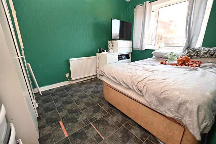 1 Bedroom Bungalow For Sale In Caro Road, Canvey Island, SS8
