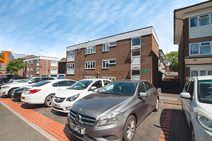 2 Bedroom Flat For Sale In New Hope Road, Smethwick, West Midlands, B66