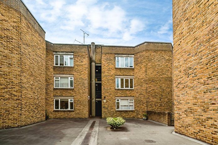 1 Bedroom Flat For Sale In Sussex Close, Slough, SL1