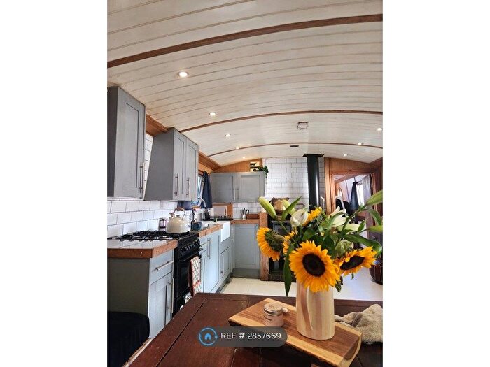 2 Bedroom Houseboat To Rent In Houseboat, London, N1