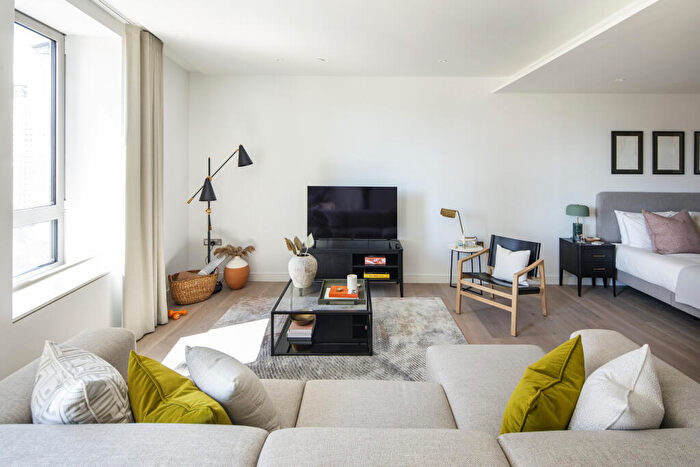 Apartment To Rent In Water Street, London, E14