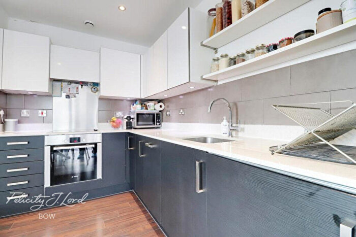 2 Bedroom Flat To Rent In Axio Way, London, E3