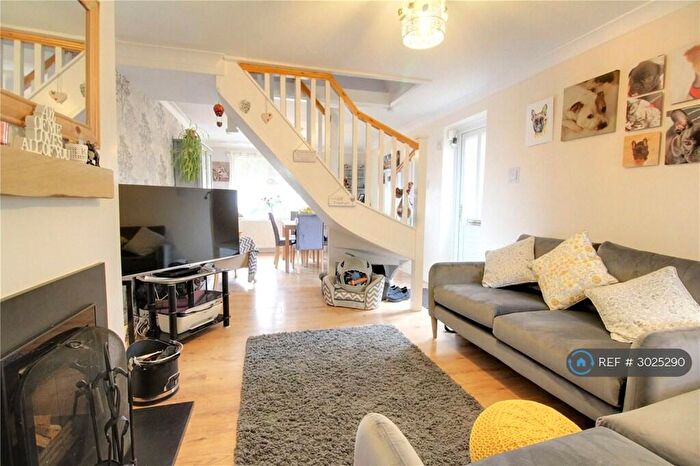 2 Bedroom End Of Terrace House To Rent In Marrowbrook Lane, Farnborough, GU14