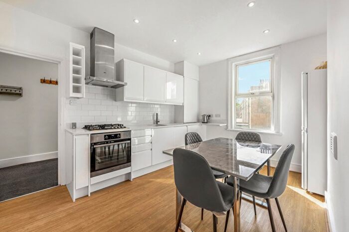 2 Bedroom Flat For Sale In Newington Green Road, Islington, N1