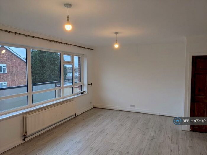 2 Bedroom Flat To Rent In Chase Road, London, N14