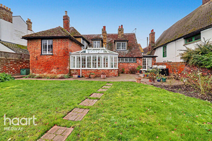 4 Bedroom Character Property For Sale In Church Street, Rochester, ME3