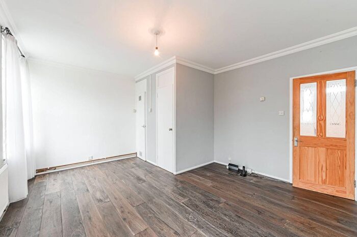 2 Bedroom Flat To Rent In Tilson Gardens, Clapham Park, London, SW2