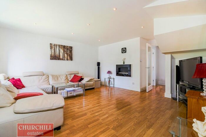 4 Bedroom Semi Detached House For Sale In Elmslie Close, Woodford Green, IG8