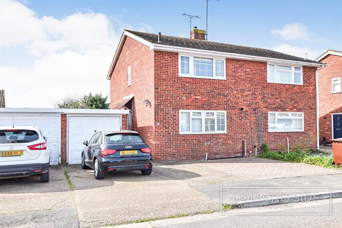 3 Bedroom Semi Detached House For Sale In Kingfisher Drive, Benfleet, SS7