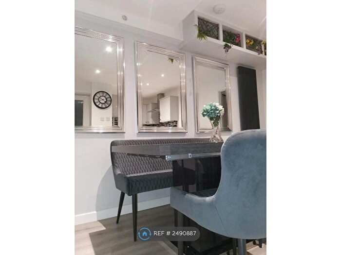 2 Bedroom Flat To Rent In County Road, Swindon, SN1