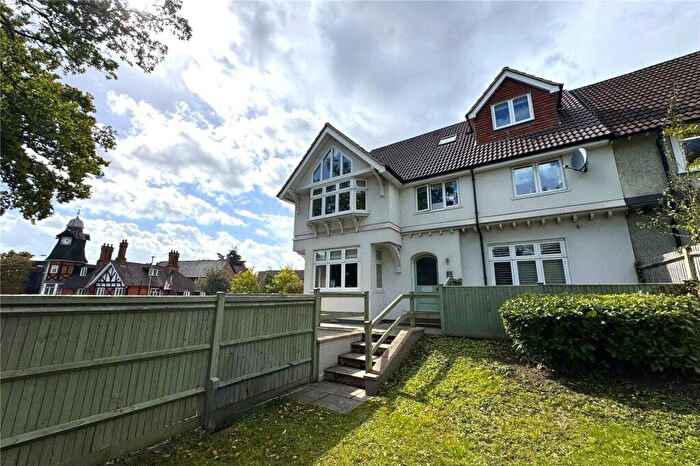 2 Bedroom Flat For Sale In Clockhouse Road, Farnborough, GU14
