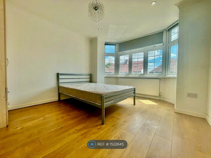 1 Bedroom Flat To Rent In The Approach, London, W3