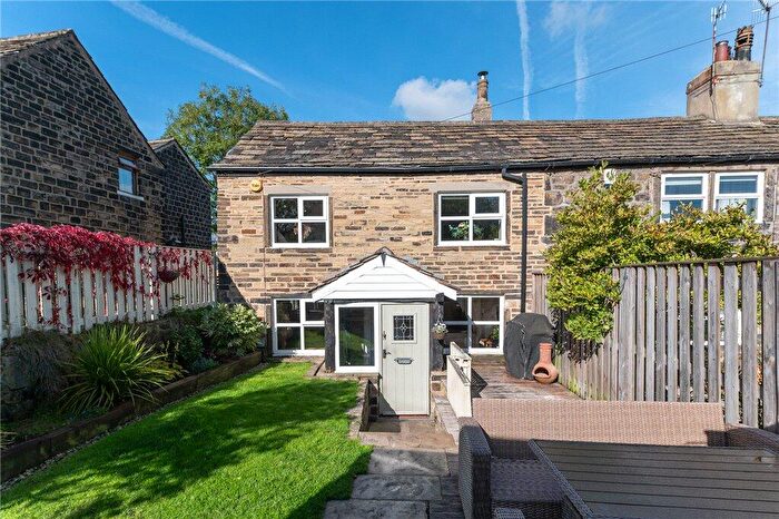 3 Bedroom End Of Terrace House For Sale In Windhill Old Road, Bradford, West Yorkshire, BD10