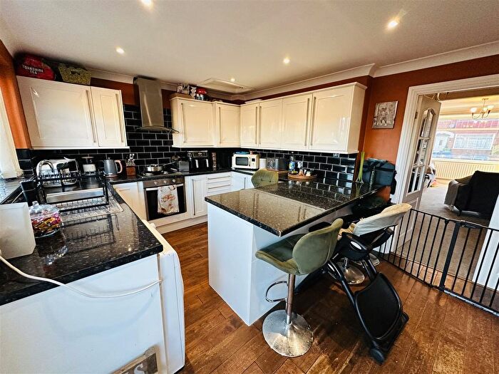 3 Bedroom End Of Terrace House For Sale In Bernadette Avenue, Hull, HU4