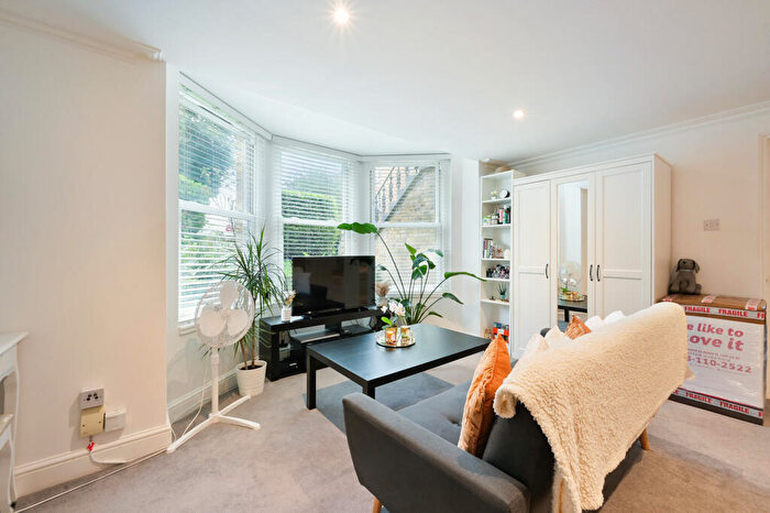 Apartment To Rent In The Gardens, East Dulwich London, SE22