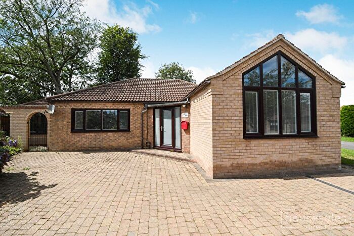 2 Bedroom Detached Bungalow For Sale In The Green, Gainsborough, DN21