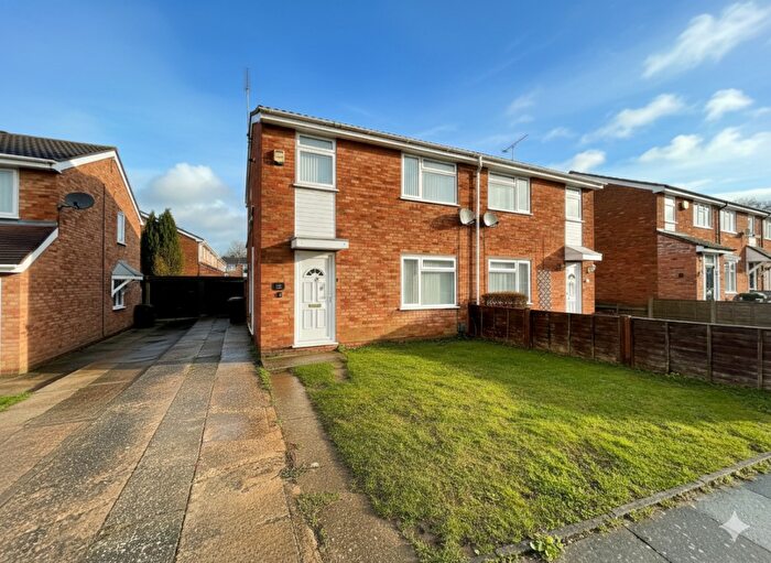 3 Bedroom Semi Detached House For Sale In Ventnor Gardens, Luton, Bedfordshire, LU3